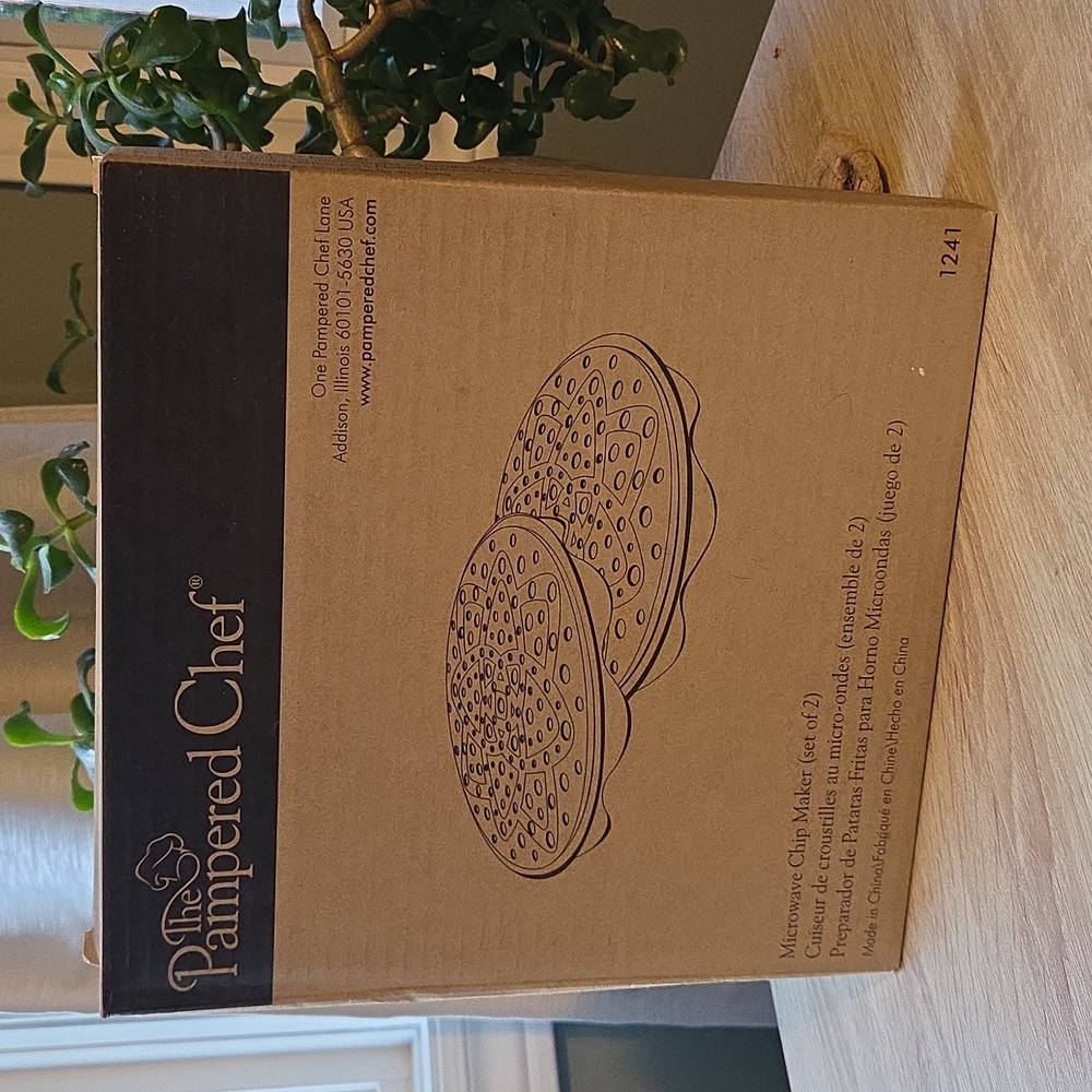 Pampered Chef Microwave Chip Maker (Set of 2) – like new in box